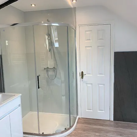 Fox And Hounds Cottage, *